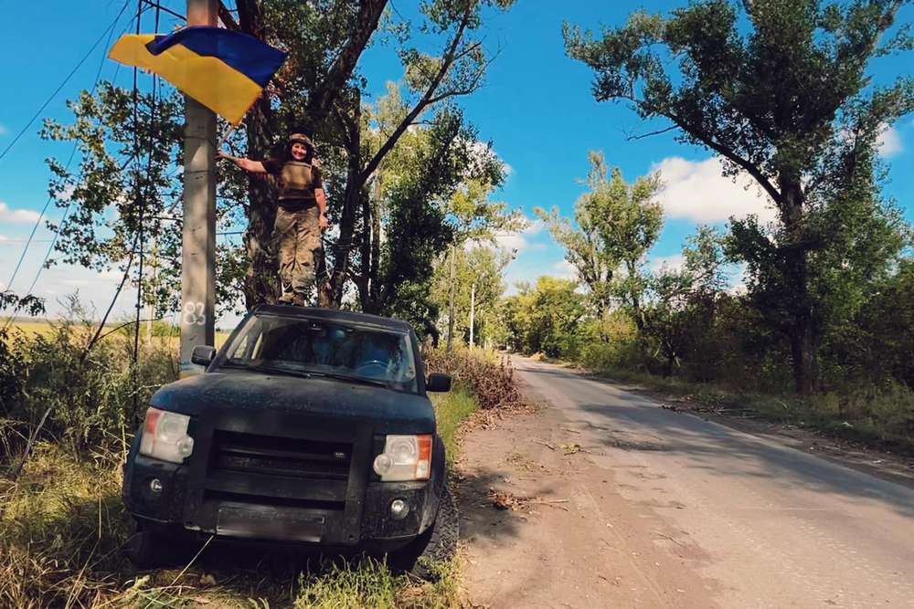 «Під канонаду розривів, стримуючи тремтіння рук» - українські бійці прикрасили Авдіївку жовто-блакитними прапорами