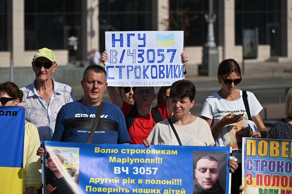 500 днів у полоні рідні полонених прикордонників Маріуполя вийшли на мітинг у Києві 1