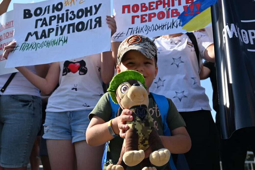 500 днів у полоні рідні полонених прикордонників Маріуполя вийшли на мітинг у Києві 3