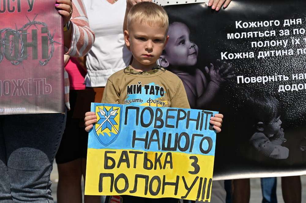 500 днів у полоні рідні полонених прикордонників Маріуполя вийшли на мітинг у Києві 7