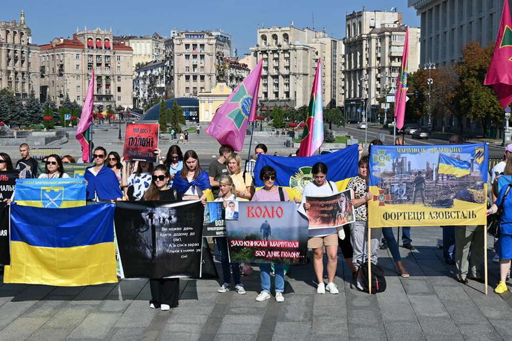 500 днів у полоні рідні полонених прикордонників Маріуполя вийшли на мітинг у Києві