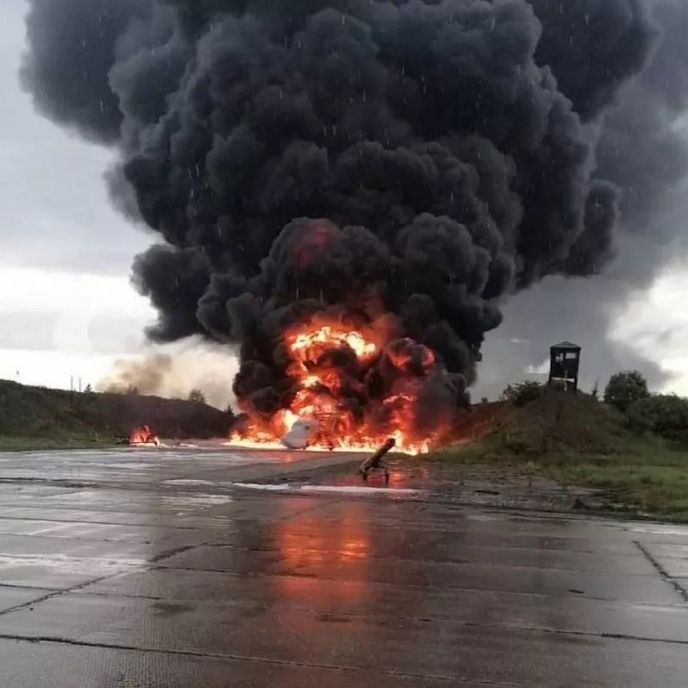 Фото з соцмереж військового аеродрому «Сольці» Новгородської області після удару безпілотника