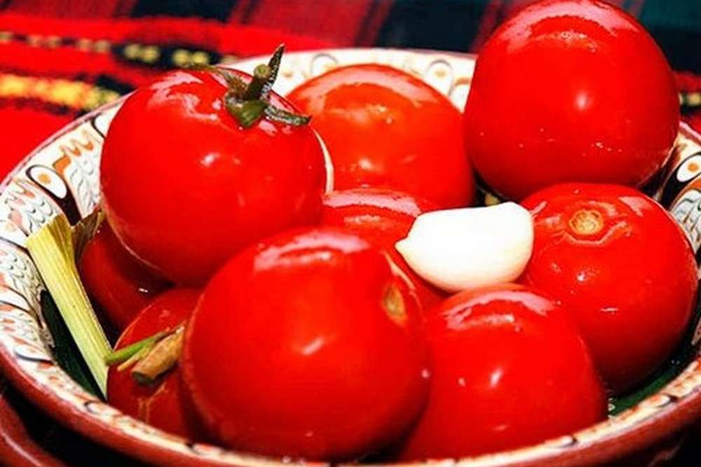 Як швидко приготувати малосольні помідори – прості рецепти з фото