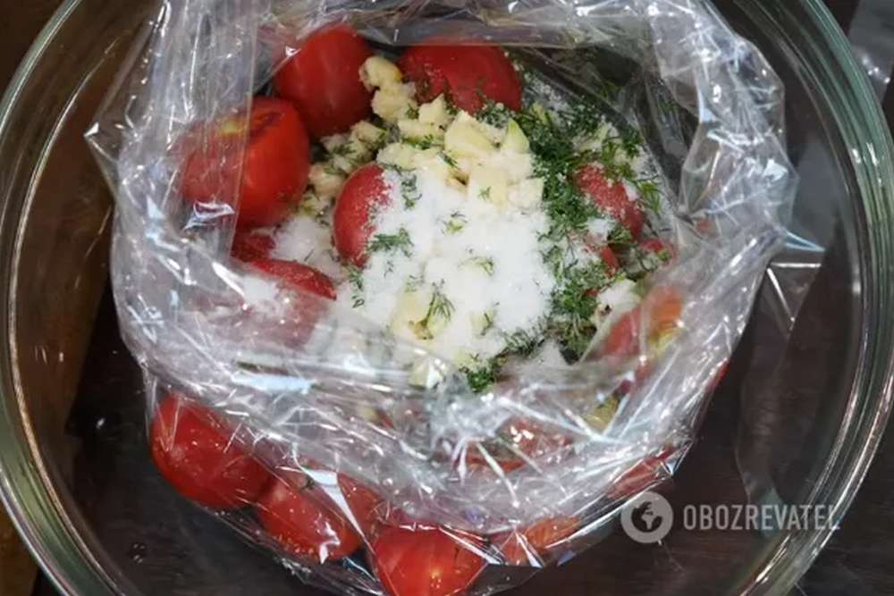 Малосольні помідори в пакеті 5