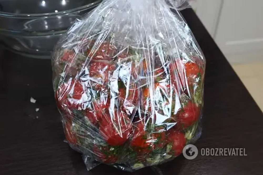 Малосольні помідори в пакеті 7