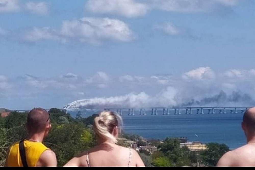 Над Керченським мостом здіймається дим 1
