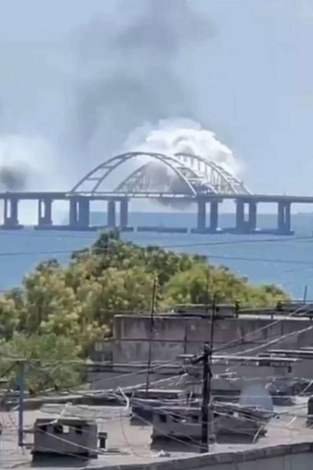 Над Керченським мостом здіймається дим 2