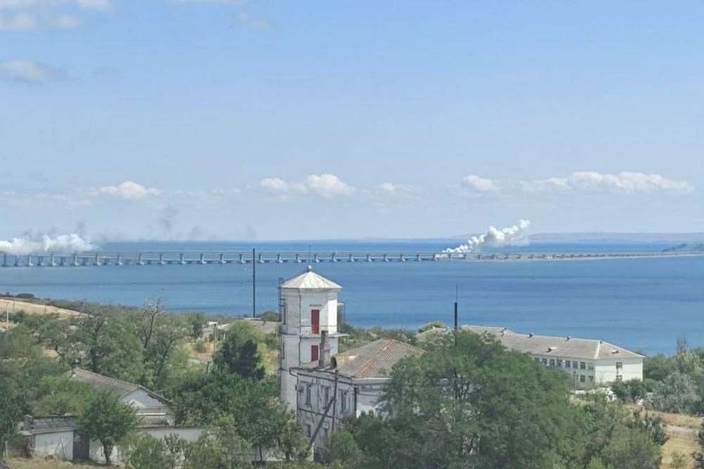 Над Керченським мостом здіймається дим 5