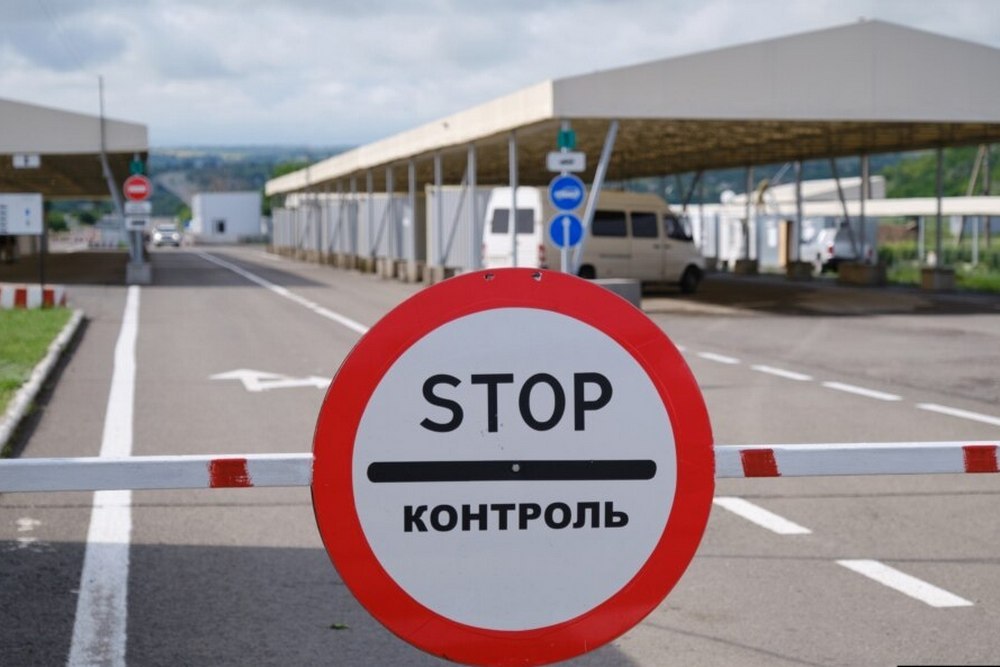 В Україні можуть обмежити виїзд підлітків за кордон – деталі