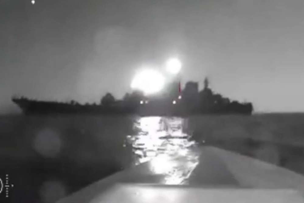 Відео моменту морський дрон атакує російський корабель Оленегорский горняк