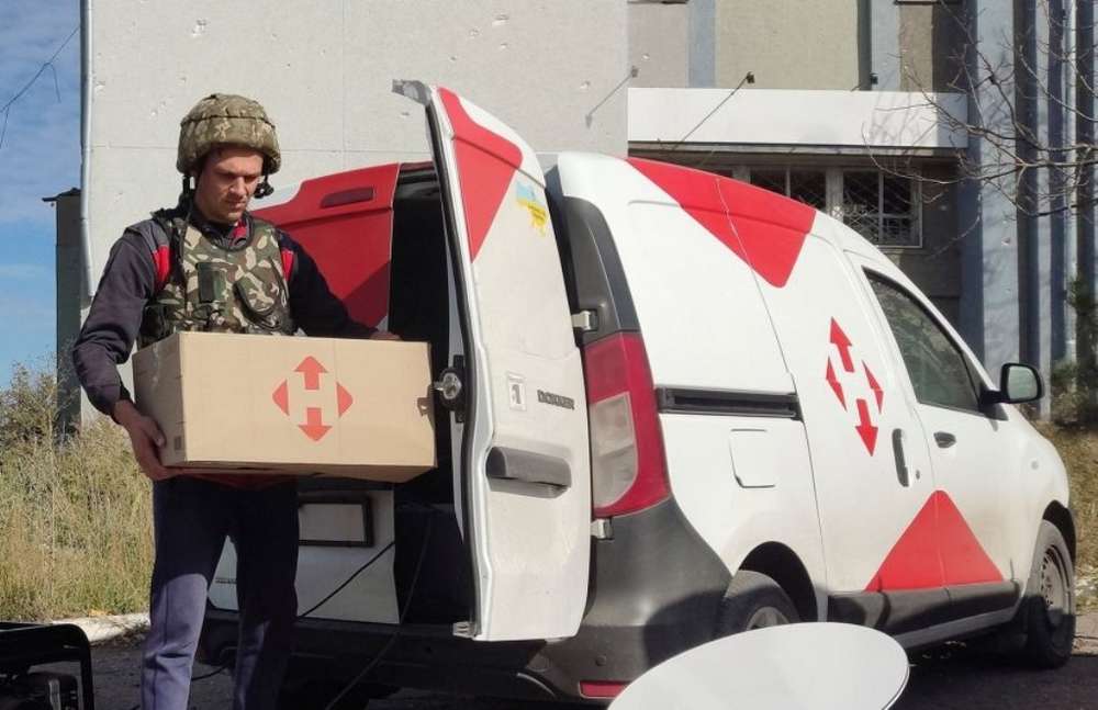 «Нова Пошта» безкоштовно доставляє посилки військовим: як оформити заявку