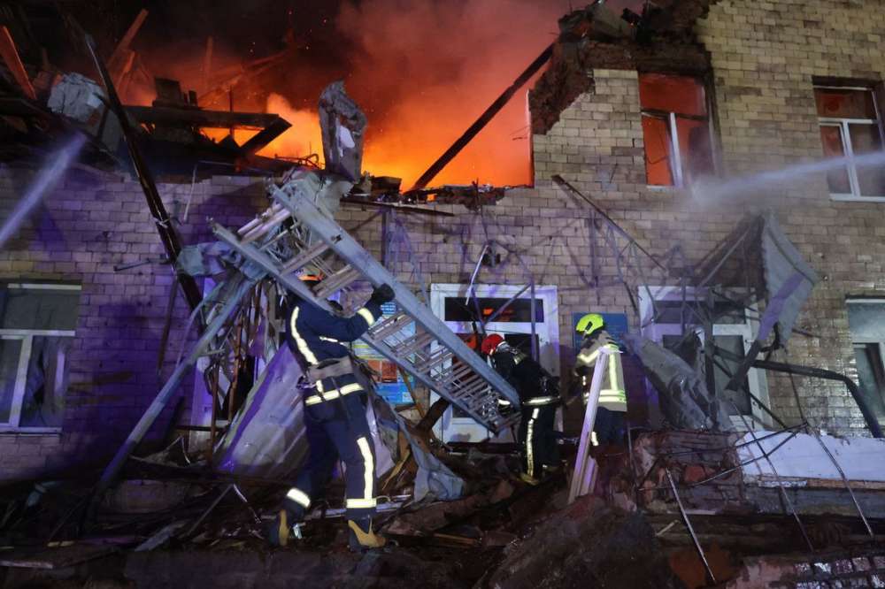 Нічна атака на Харків 1 серпня: виникла пожежа, зруйновано будівлі, є поранений (фото)