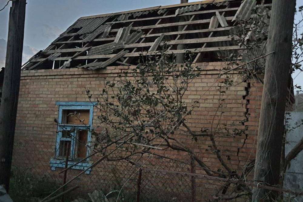 На Нікопольщині понівечено 2 ліцеї, адмінбудівля, 12 будинків внаслідок нічних обстрілів