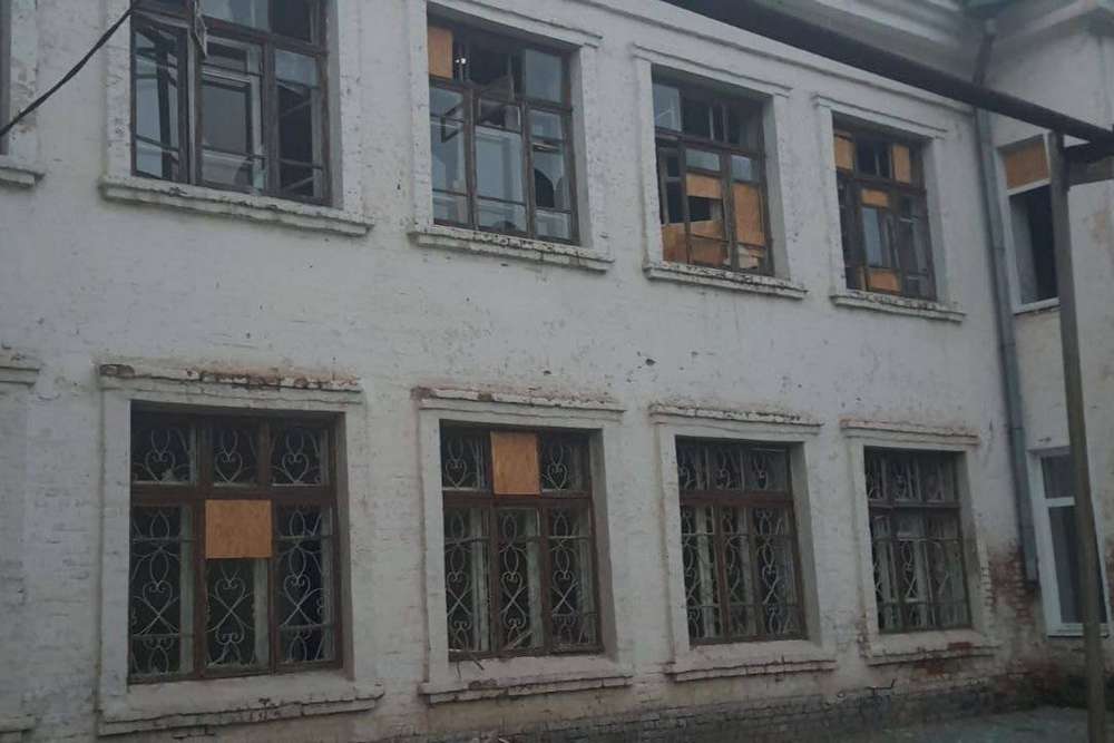 На Нікопольщині понівечено 2 ліцеї, адмінбудівля, 12 будинків внаслідок нічних обстрілів
