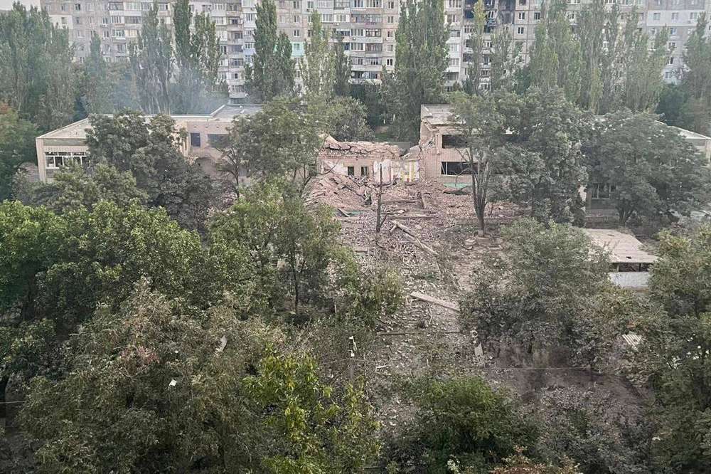 Окупанти скинули дві бомби на дитсадок і житлові будинки у Херсоні – багато постраждалих