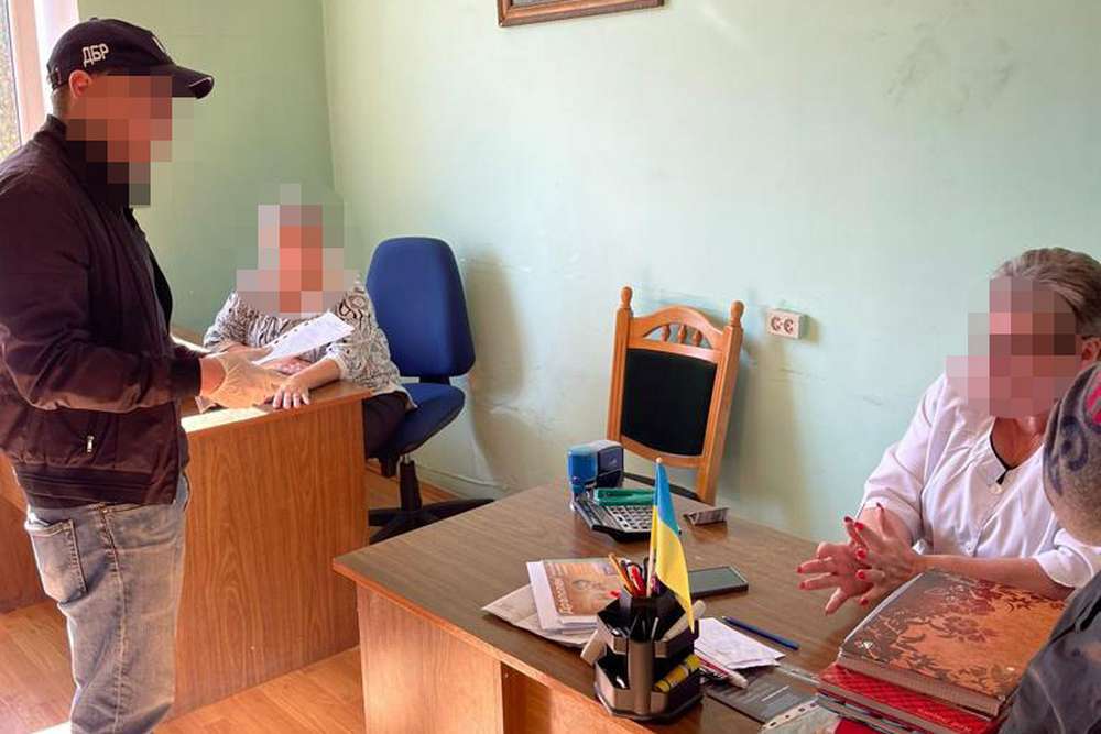 У місті Турка заступниця голови ЛКК намагалася з’їсти 100 доларів під час затримання