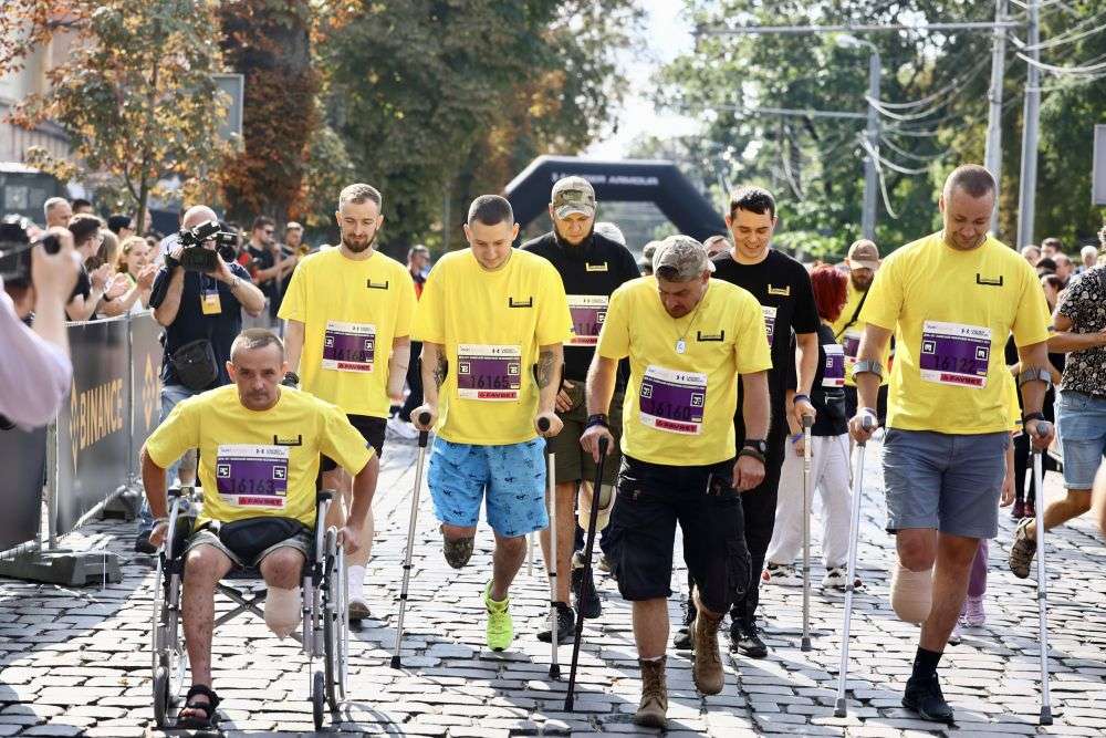 12 річна дівчинка з Краматорська, яка втратила ноги, пробігла марафон у Львові 2