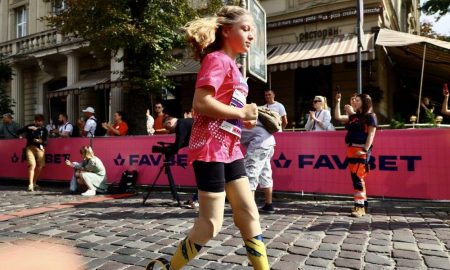 12-річна дівчинка з Краматорська, яка втратила ноги, пробігла марафон у Львові 3