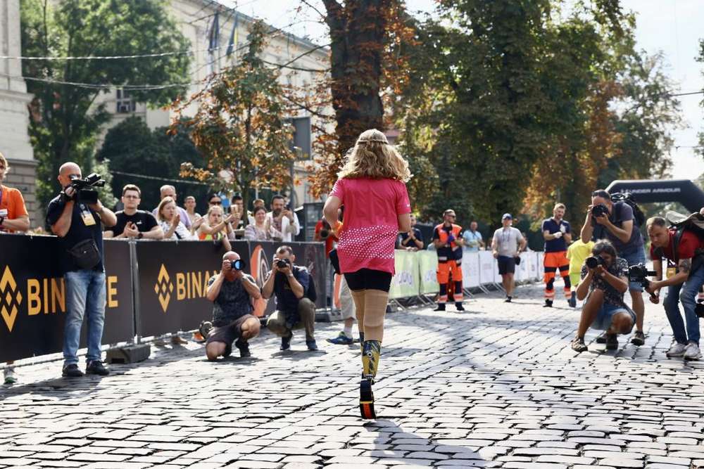 12 річна дівчинка з Краматорська, яка втратила ноги, пробігла марафон у Львові 4