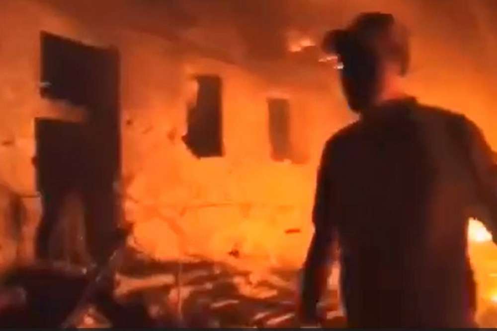 Росіяни обстріляли Курахове: виникли пожежі, багато постраждалих (відео)