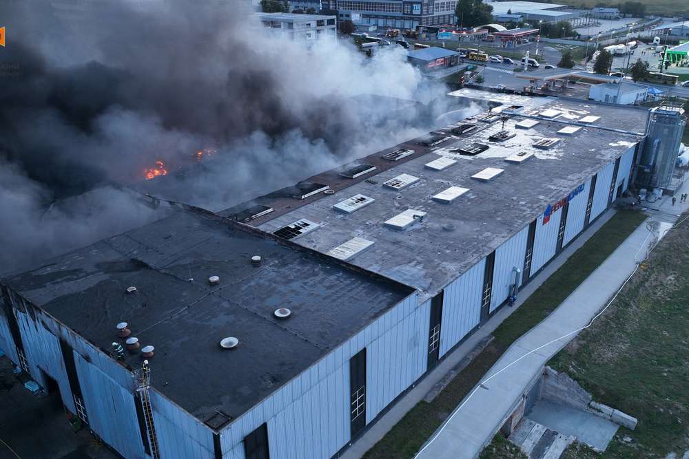 У Тернополі масштабна пожежа: палає завод на площі 9 000 квадратних метрів (фото, відео)