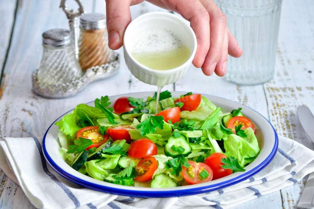 Корисні та смачні заправки для салатів – 5 простих рецептів