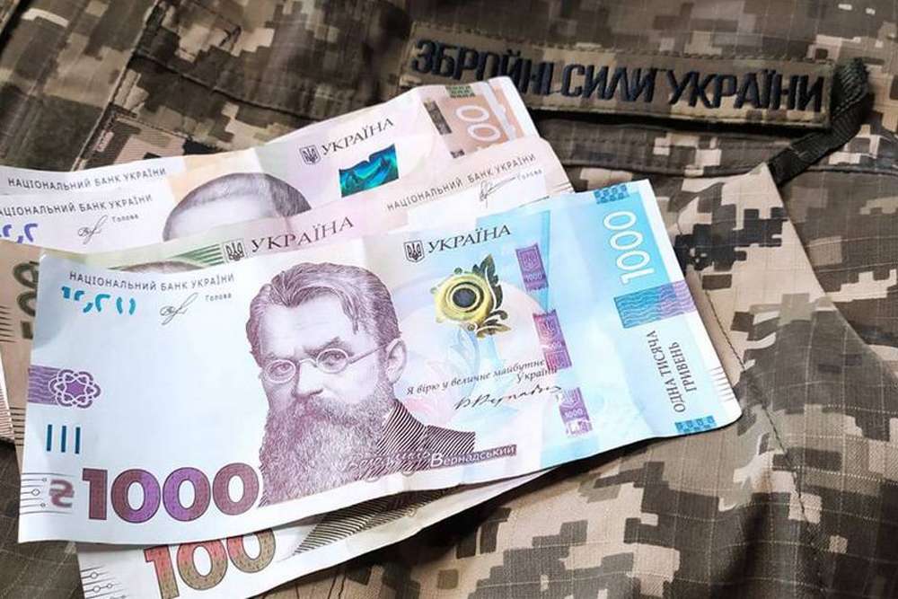 Надбавка до зарплати військових – хто може отримати додаткові 6000 гривень щомісячно