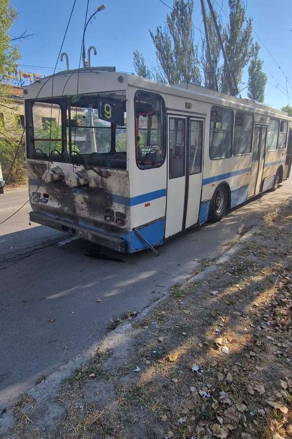 Окупанти обстріляли тролейбус у Херсоні – загинув поліцейський, є поранені (фото, відео)