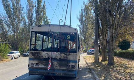 Окупанти обстріляли тролейбус у Херсоні – загинув поліцейський, є поранені (фото, відео)1
