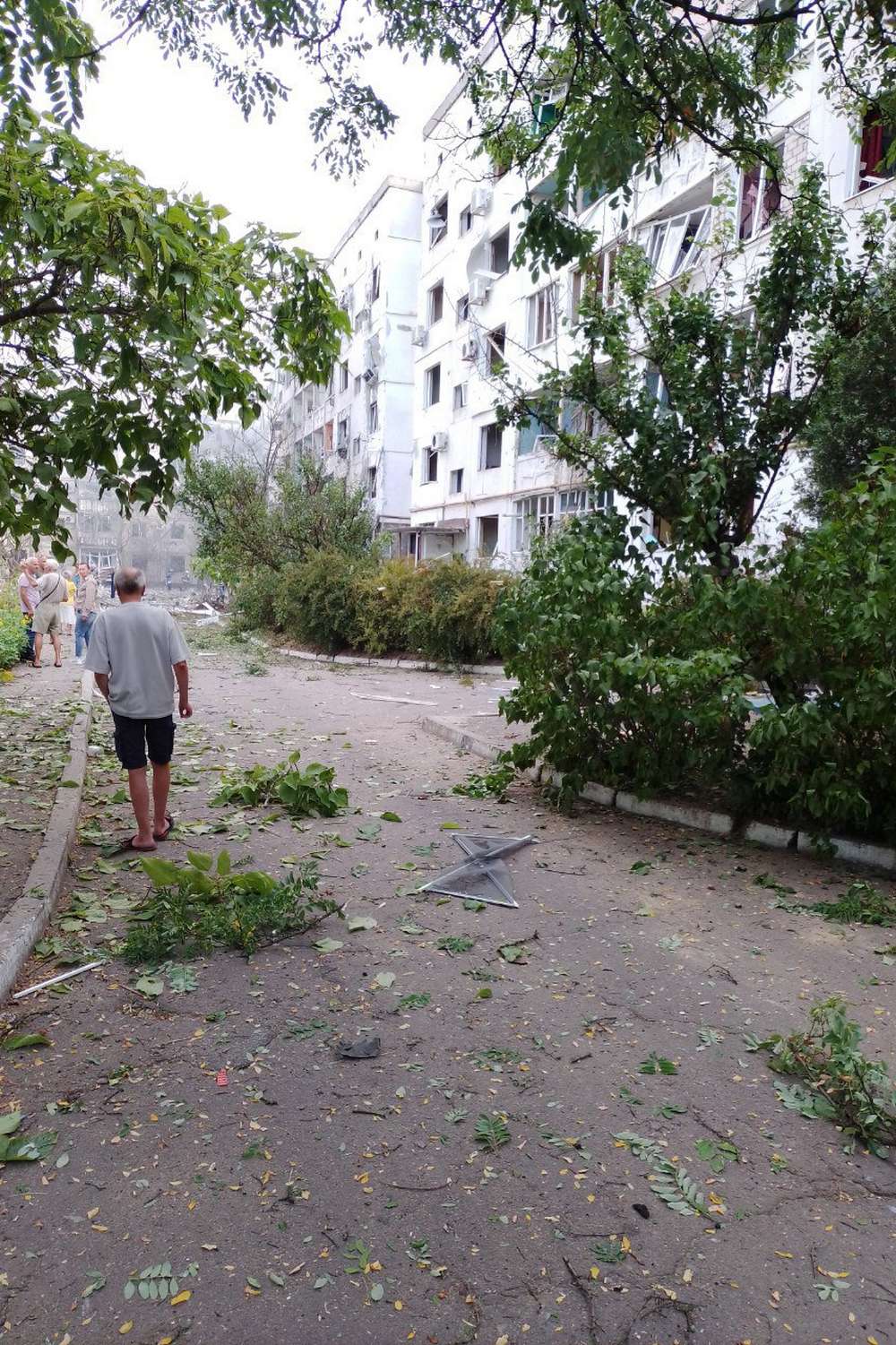 Окупанти скинули авіабомбу на Нову Каховку (фото, відео)3