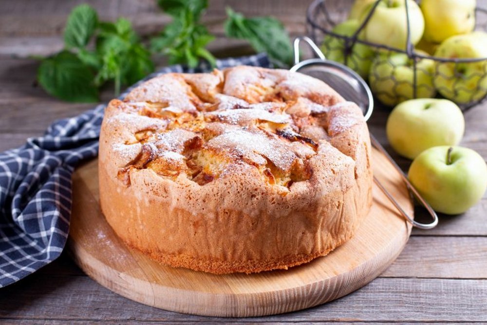Шарлотка з яблуками на сковороді – готувати простіше простого