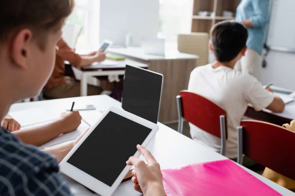 Школярі можуть отримати ноутбуки або планшети безкоштовно – як подати заявку