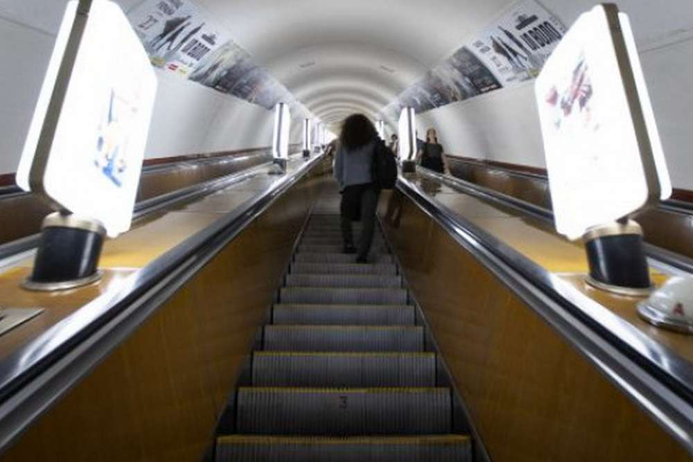 У Києві чоловік отримав штраф за те, що погладив незнайому жінку в метро