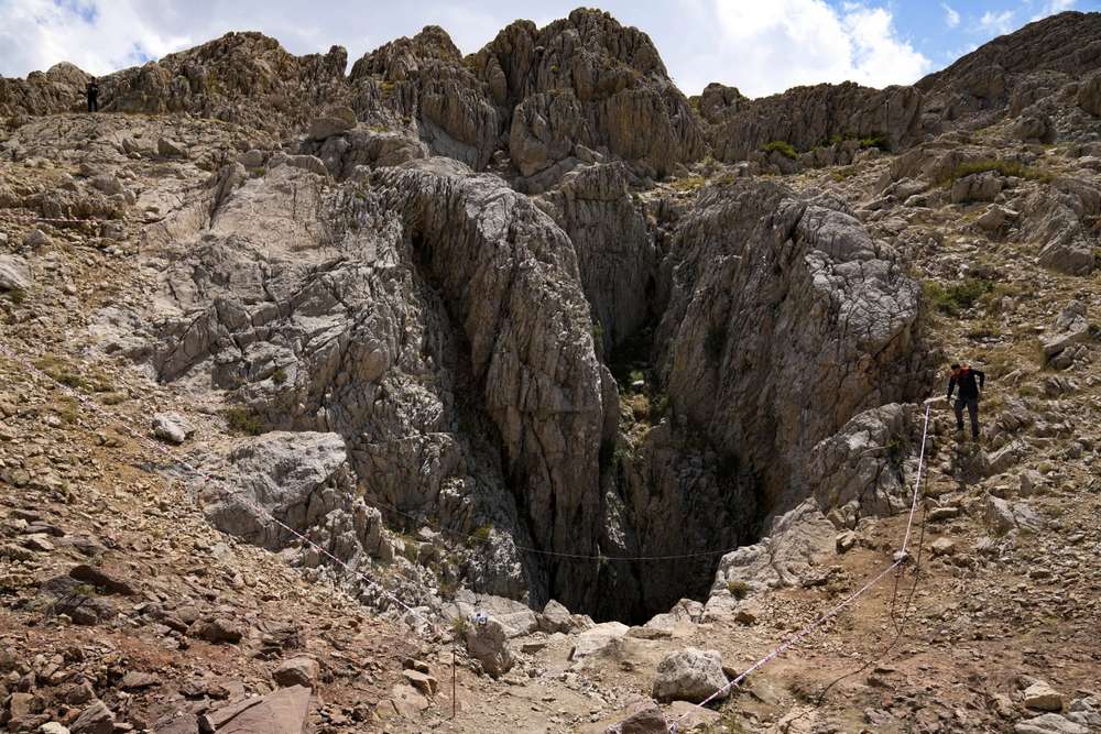 У Туреччині з печери рятують хворого дослідника, який застряг на глибині понад 1000 метрів