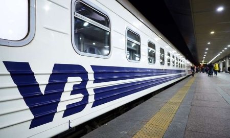 В "Укрзалізниці" попередили про затримку деяких потягів через нічну атаку - перелік