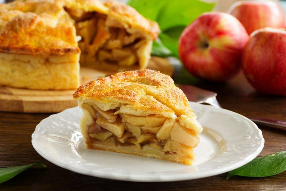 Замість шарлотки як приготувати заливний яблучний пиріг «Пломбир»