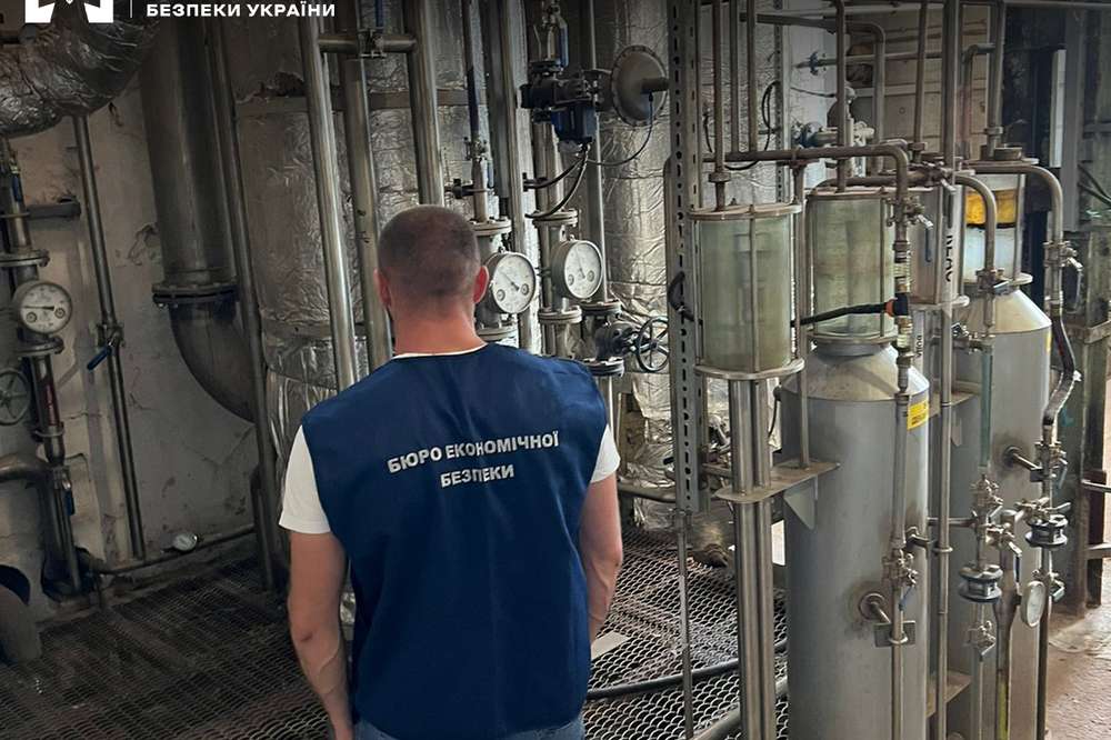Врізали трубу і викачували по 10 тонн спирту щодня: на Житомирщині викрили алкосхему