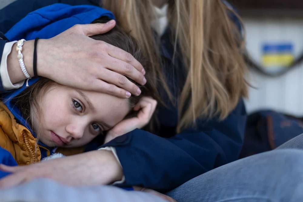 За що в українських біженців за кордоном віднімають дітей: іноді причини шокують