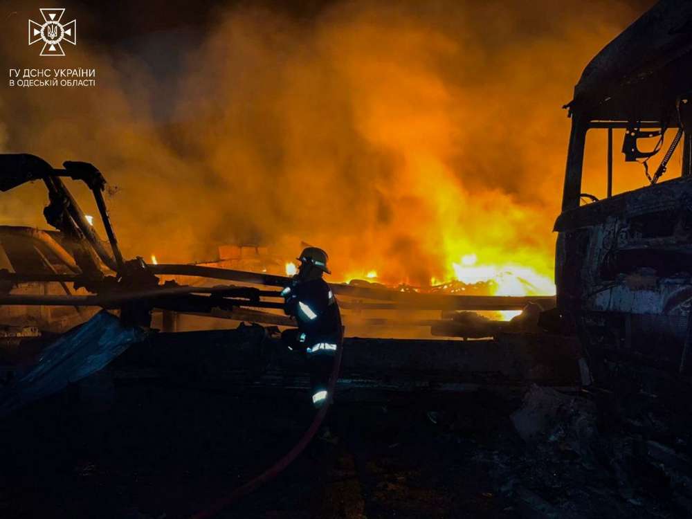 Рятувальники показали, як ліквідували наслідки чергової терористичної атаки росіян на Одещині