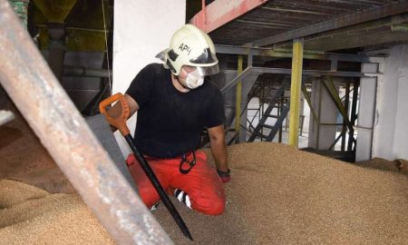 У Чернігові трьох людей засипало на смерть 100 тоннами зерна (фото)