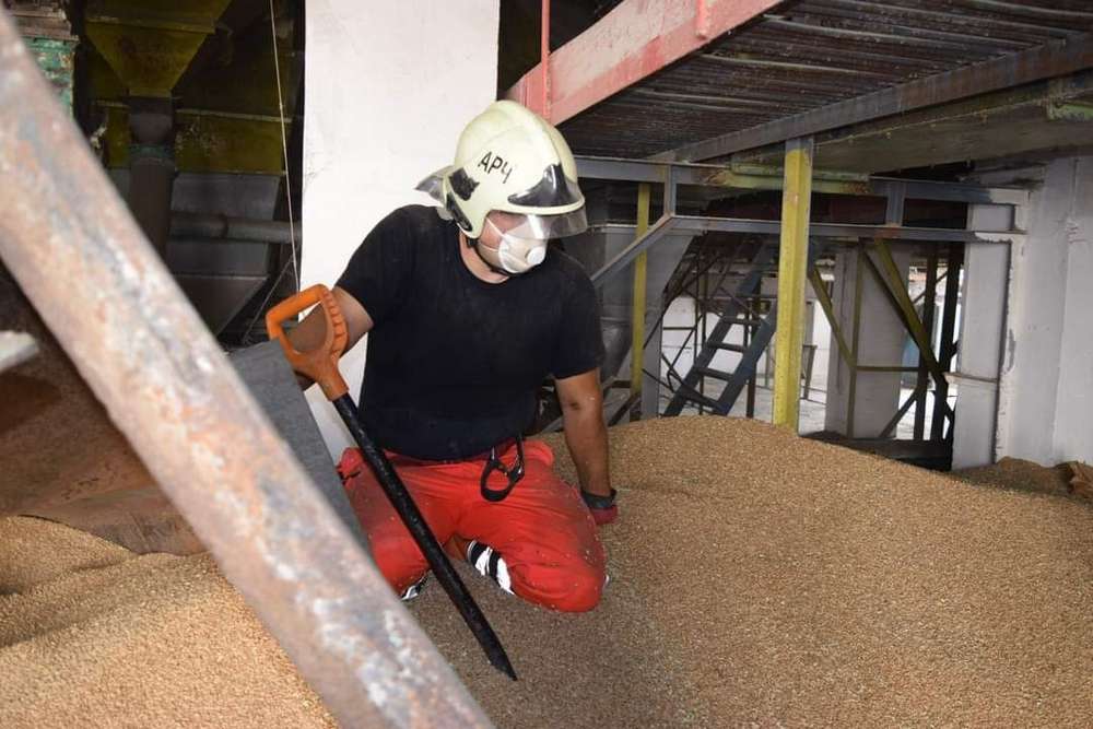 У Чернігові трьох людей засипало на смерть 100 тоннами зерна (фото)