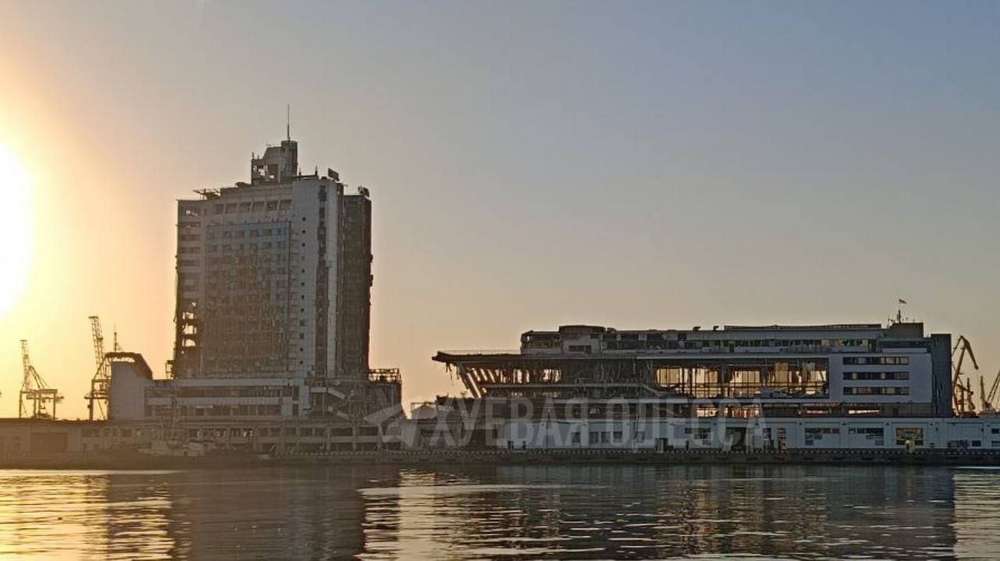 Ось так виглядають тепер відомий готель у Одесі і морвокзал...