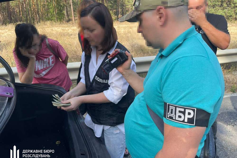 vikrilo podruzhzhya yake prodavalo vijskovim bezplatno otrimani za kordonom avtivki 6