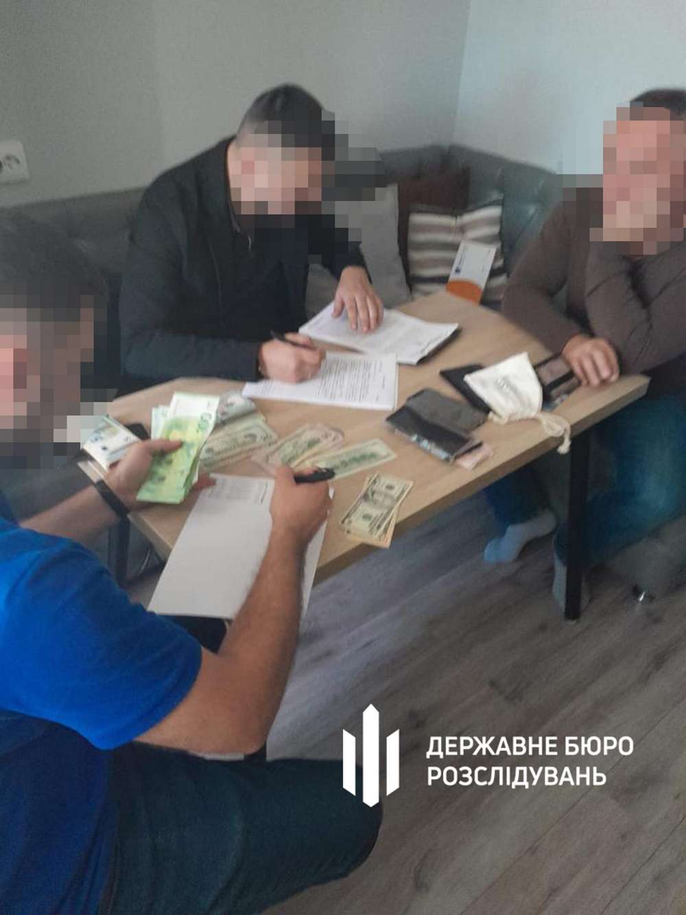 У місті Турка заступниця голови ЛКК намагалася з’їсти 100 доларів під час затримання