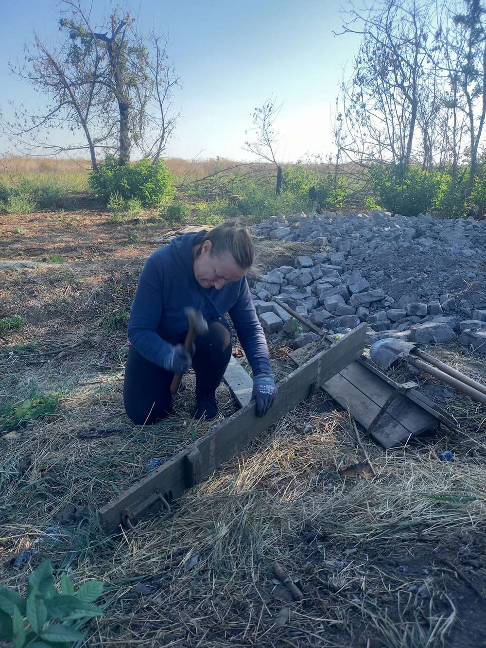 Поруч з меморіалом - згоріле авто, що нагадує, якою ціною дається незалежність, свобода і можливість жити на своїй рідній землі.