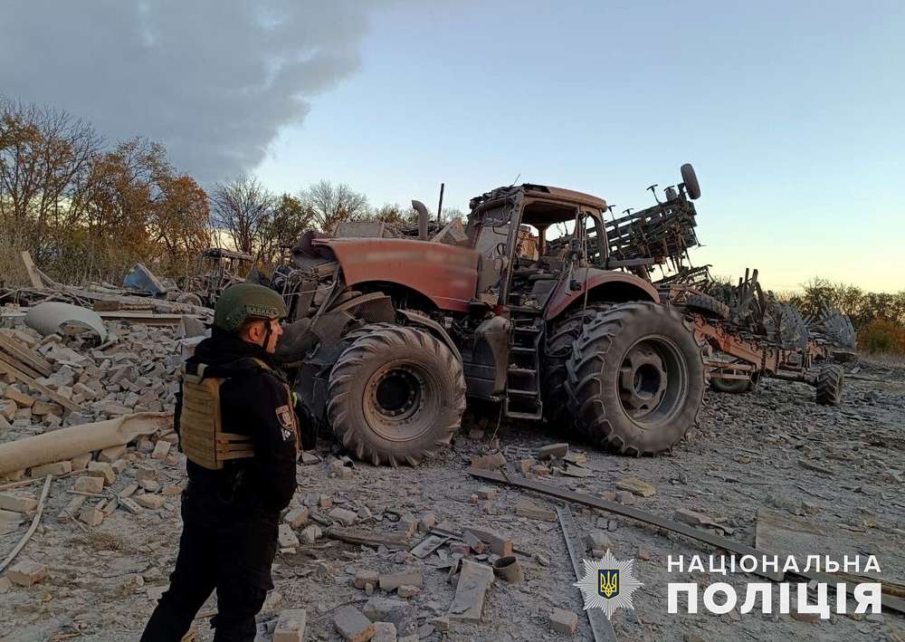 ворог розстрілює цивільні авто