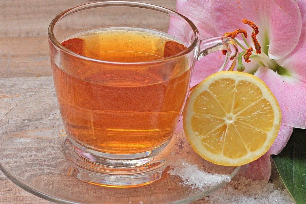 Чому не можна додавати лимон у гарячий чай