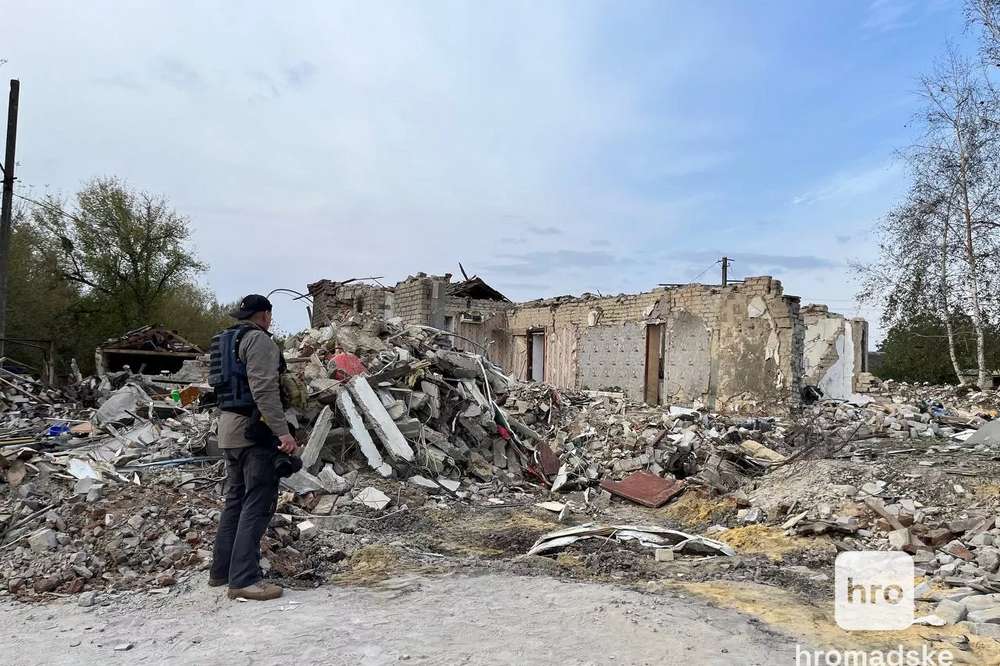«Одною ракетою поховали все село». Який вигляд має Гроза на Харківщині після російської атаки 2