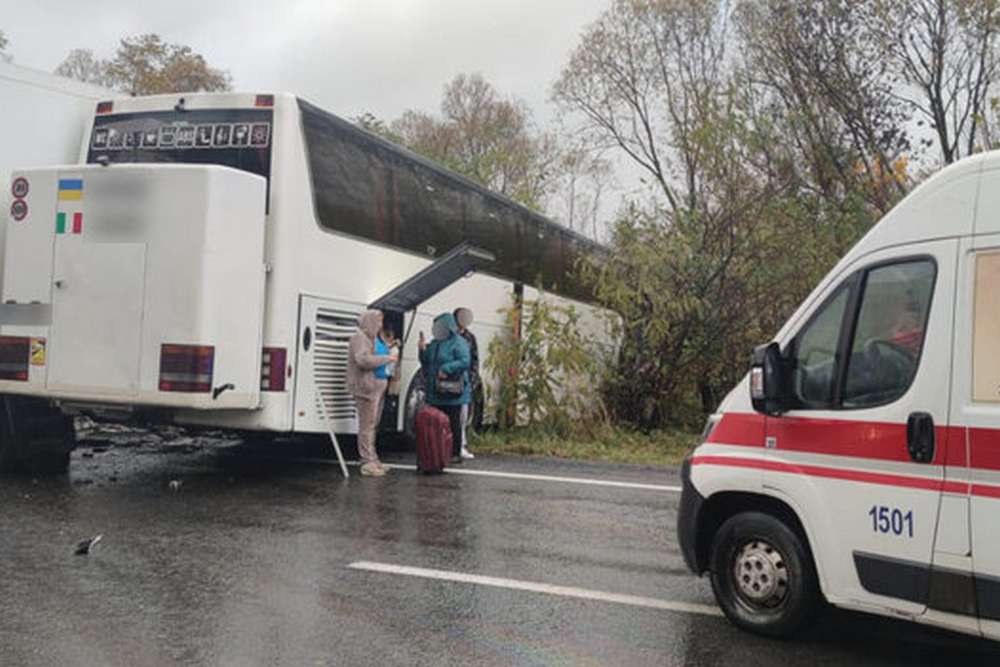 Смертельна ДТП на Закарпатті – рейсовий автобус зіткнувся з вантажівкою, є загиблі (фото)1