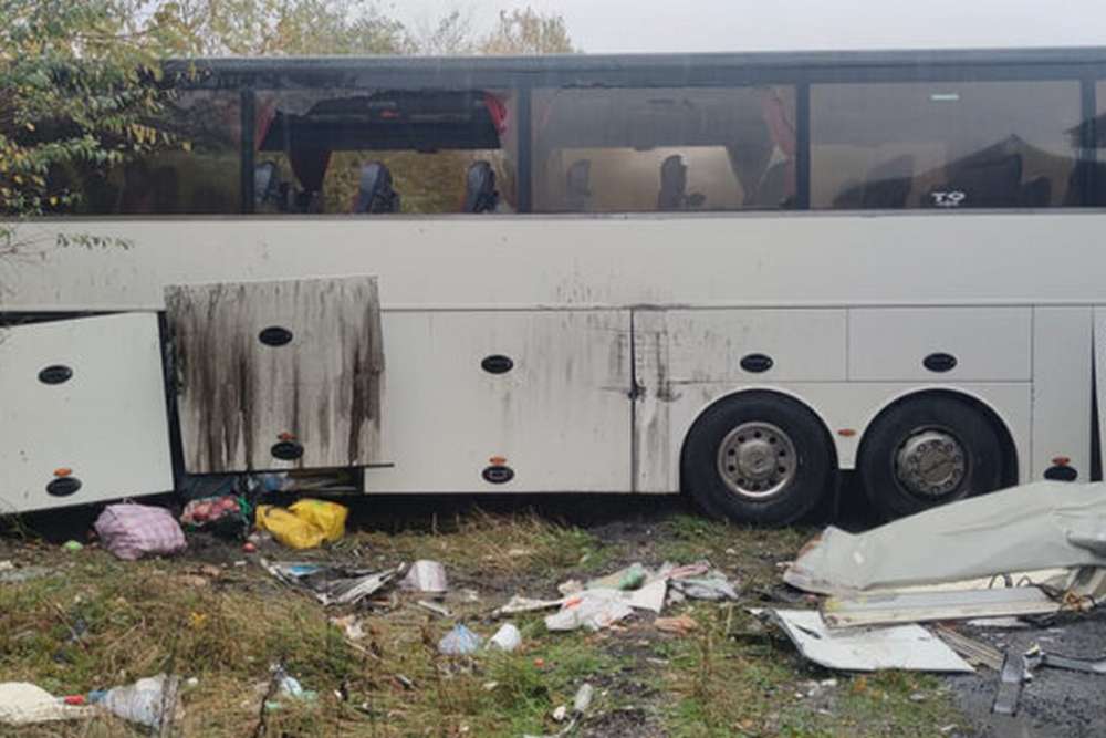 Смертельна ДТП на Закарпатті – рейсовий автобус зіткнувся з вантажівкою, є загиблі (фото)2